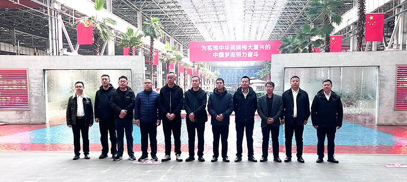 三一集团长沙产业园参观调研人员合影.jpg
